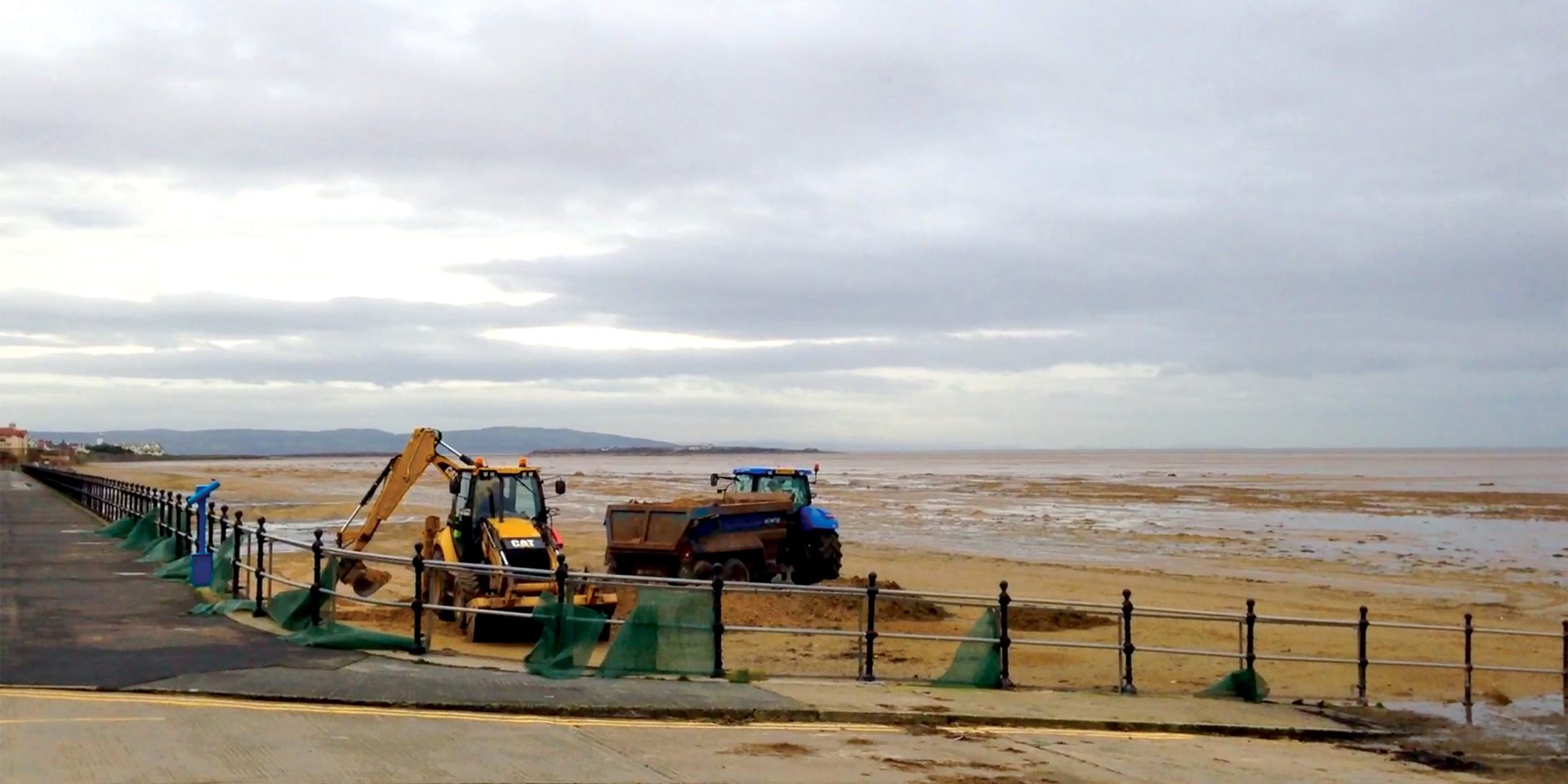 December 2014. Mechanical lowering of sand levels at the promenade wall. Ongoing sand accretion threatens to block surface water drainage. © HVL