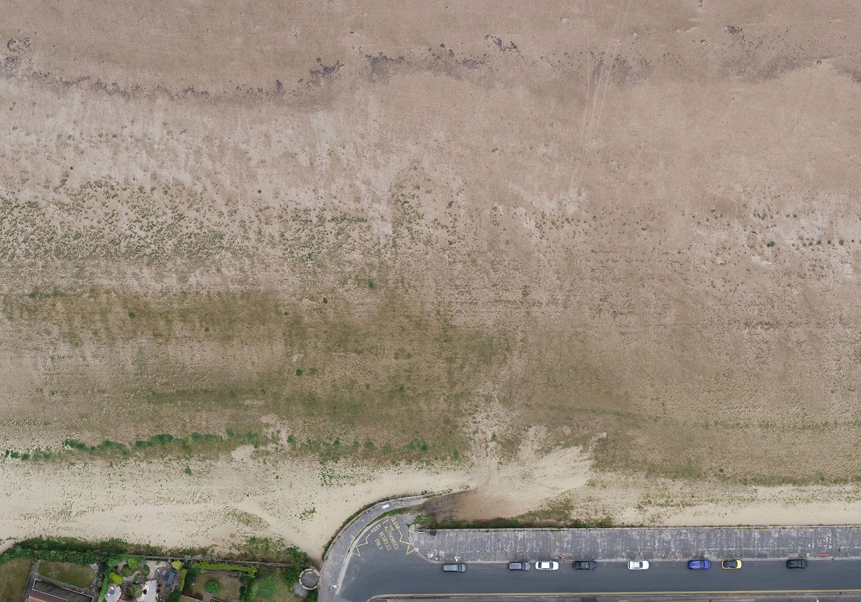 At Kings Gap slipway we can see from above the darker ‘plume’ where sand is wetter and feeding vegetation.
